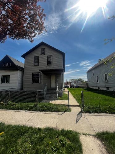 1314 12th St, Milwaukee, WI 53204-2701