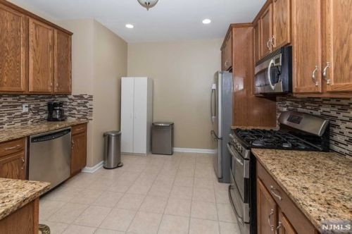 1106 Gatherings Dr, Paterson NJ 07508-1378 exterior