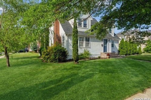 85 Maple St, Valley Stream, NY 11580-4618