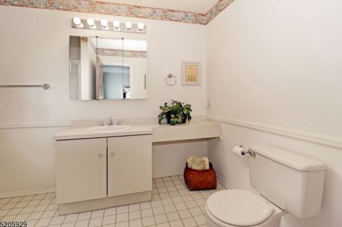 13 Castle Rdg Dr, East Hanover NJ 07936-3558 exterior