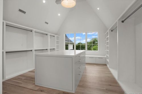 19 Overlook Dr, Greenwich CT 06830-6713 exterior