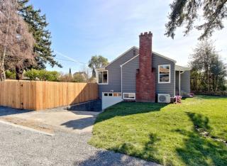 12558 2nd Ave, Seattle WA  98125-4704 exterior