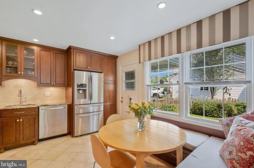 2105 Rampart Dr, Alexandria VA 22308-1537 exterior