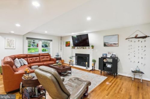 18052 Ml Crk Dr, Rockville MD 20855-1000 exterior