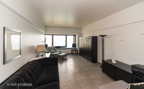 175 Delaware Pl, Chicago IL  60611-1756 exterior