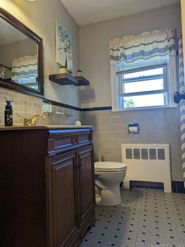 247 Hackmatack St, Manchester CT 06040-6512 exterior