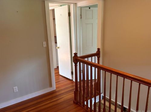 42 Riv St, Deep River CT 06417-1923 exterior