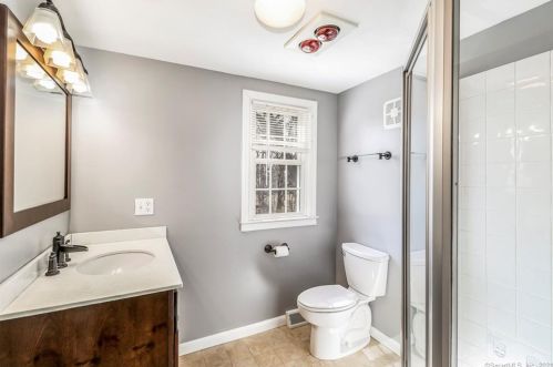 12 Monroe St, North Haven CT 06473-1813 exterior