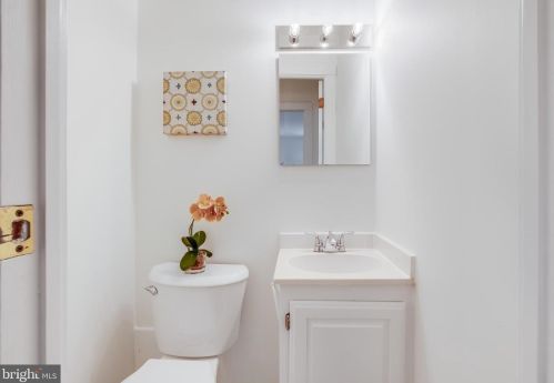 6404 Bannockburn Dr, Bethesda, MD 20817-5430