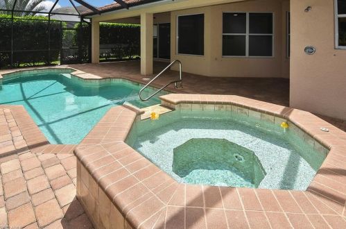 12687 Biscayne Ct, Naples FL 34105-4935 exterior