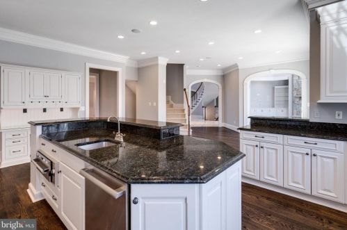 884 Alvermar Rdg Dr, Mc Lean VA 22102-1435 exterior