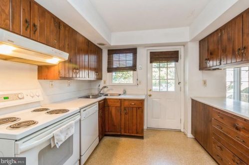 322 Independence Ave, Trenton NJ  08610-5704 exterior