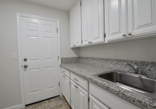 2103 Bristol Park Cir, Turlock CA  95382-2965 exterior