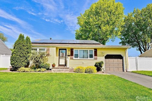 18 Bruce St, Old Bridge, NJ 08857-2541