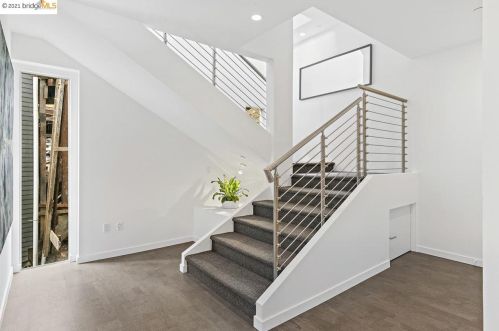 1560 Grand View Dr, Berkeley CA 94705-1637 exterior