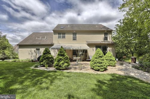 1014 Peggy Dr, Hummelstown PA 17036-9025 exterior