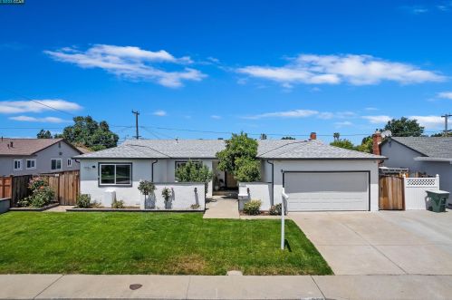 1519 Heartwood Dr, Concord CA 94521-1939 exterior