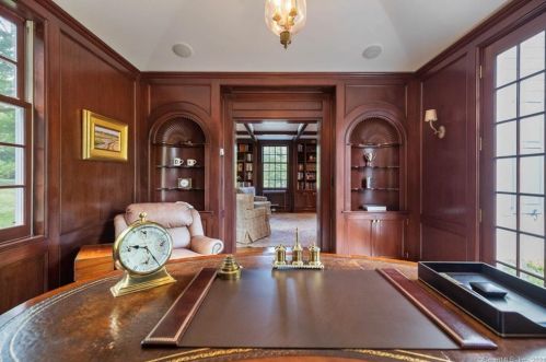 42 Drum Hl Rd, Wilton CT 06897-2412 exterior