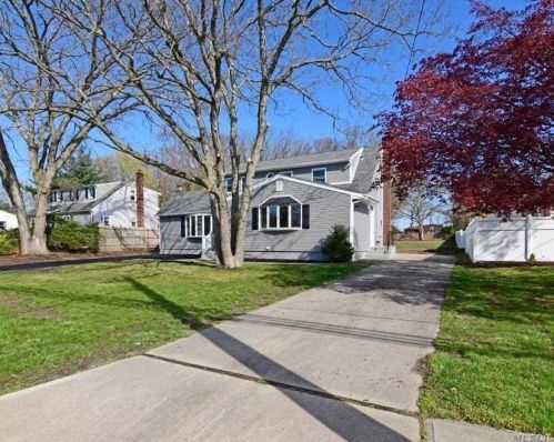 84 Forest Ave, Babylon, NY 11704-5155