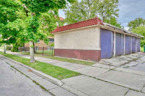 136 1 St, Milwaukee WI 53207-0014 exterior