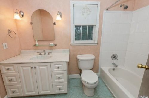 14 Bennett Ave, Huntington Station NY 11746-2839 exterior