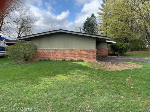 2167 Helmsford Dr, Walled Lake, MI 48390-2426