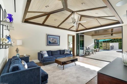 615 Carica Rd, Naples FL 34108-2642 exterior