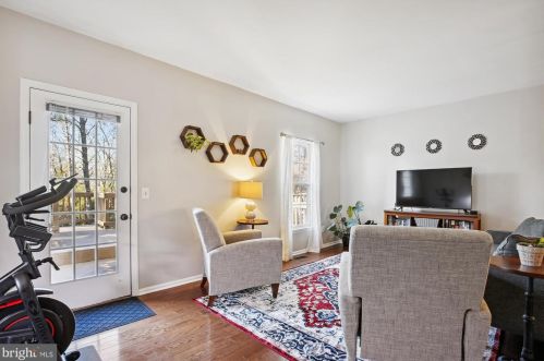 6020 Kestner Cir, Alexandria VA  22315-4833 exterior