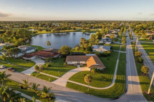 1579 Sunshine Ave, Fort Pierce FL  34952-6011 exterior