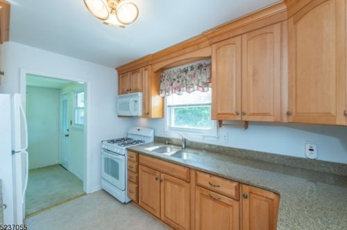 127 Brk Dr, Dover NJ 07801-4704 exterior