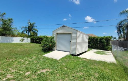 109 Kirtland Dr, Naples FL  34110-1315 exterior