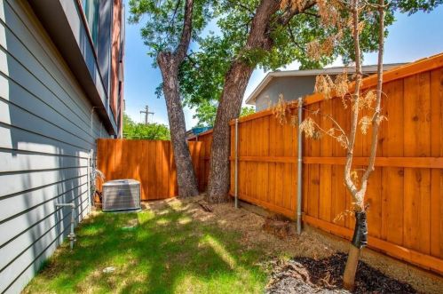 1914 California Dr, Dallas TX 75204-4611 exterior