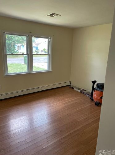 27 Knollwood Rd, Edison NJ  08817-4032 exterior