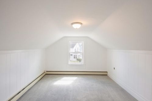 27 Peckham Ave, Middletown RI 02842-5731 exterior