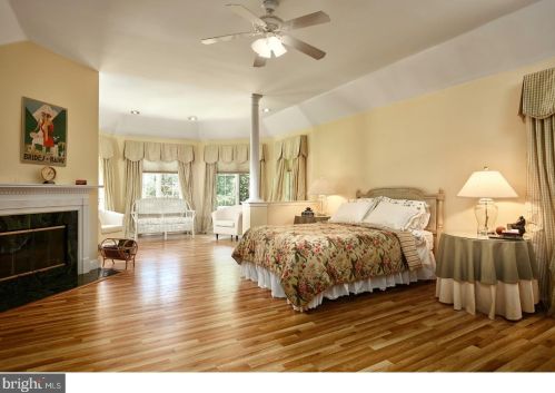 542 Newtown Rd, Berwyn PA 19312-2018 exterior