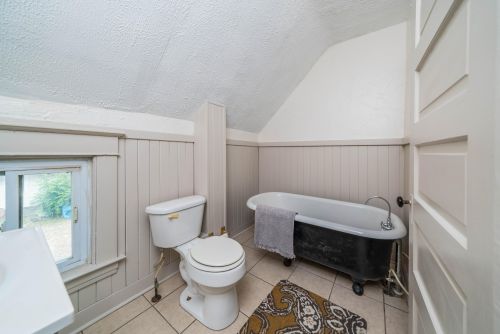 1020 Clinton Ave, Kalamazoo MI 49001-3881 exterior