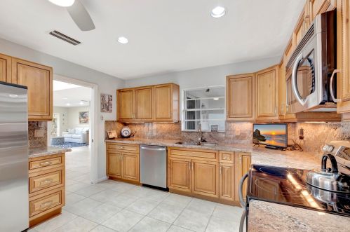 24 Gln Dr, Boynton Beach FL 33436-6208 exterior