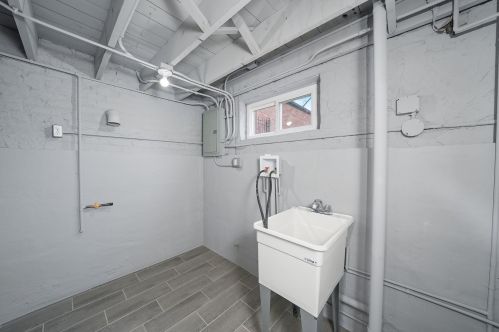 8247 Oglesby Ave, Chicago IL  60617-1927 exterior