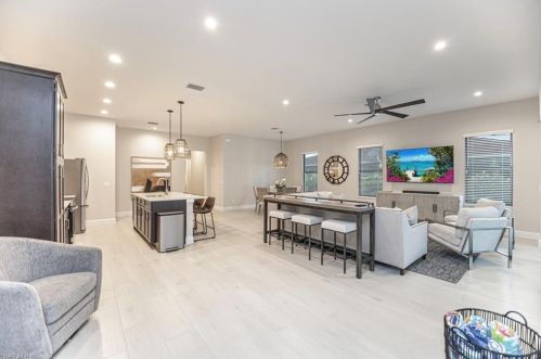 822 105 Ave, Naples FL 34108-1837 exterior