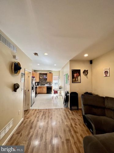 2011 6 St, Philadelphia PA 19122-1413 exterior