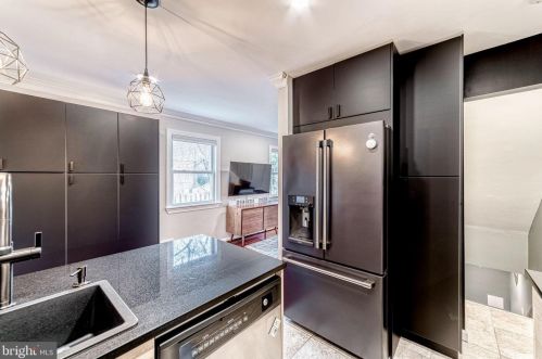 5637 Fenwick Dr, Alexandria VA 22303-1524 exterior