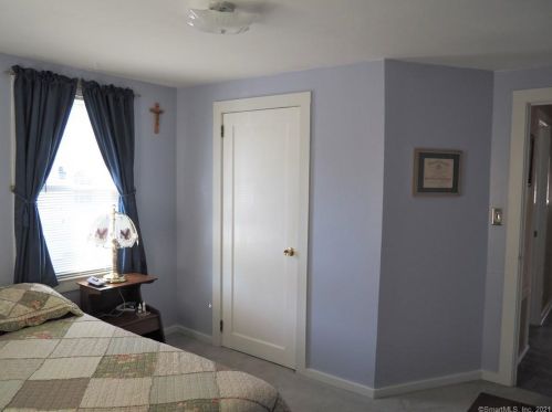 94 Hawthorne St, Manchester CT 06042-3021 exterior