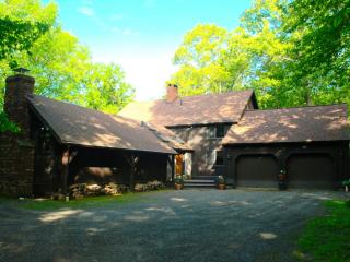 37 Holmes Rd, Roxbury, CT 06783-1203