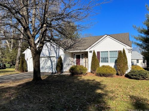 3 Knollwood Cir, Enfield, CT 06082-5237