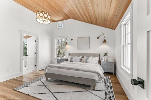 166 Ruggles Ave, Middletown RI 02840-4351 exterior