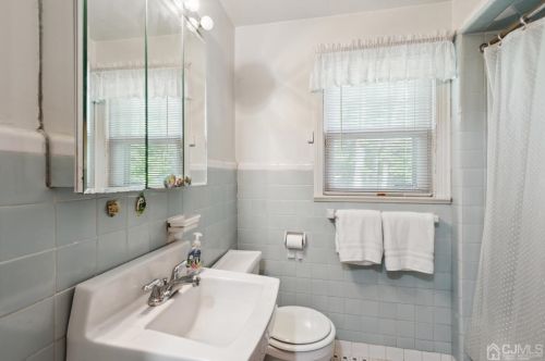 1 Chase Ave, Avenel NJ 07001-1402 exterior