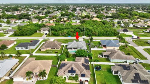 912 Paar Dr, Fort Pierce FL 34953-5623 exterior