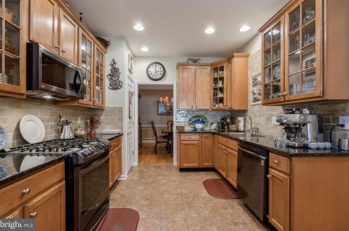 3 Falcon Ct, Trenton NJ 08690-2466 exterior