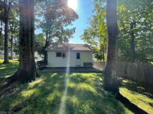 207 End Ave, Hopatcong, NJ 07843-1218