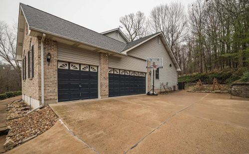 11070 Rambling Oaks Dr, Saint Louis MO 63128-2036 exterior